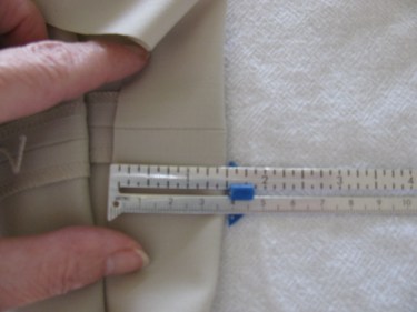 turn up the hem edge the correct amount to hem pants or skirts, 058