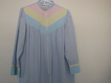 BJ's robe, zipper to buttoned, 327