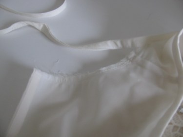 binding off of blouse, 1009