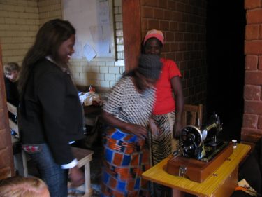 mamas looking at a sewing machine, 089