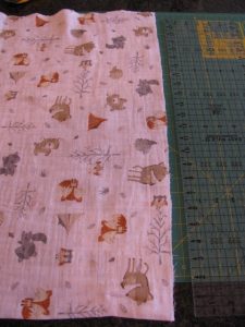 9210, cutting the edge of the forest fabric for the gauze baby blanket