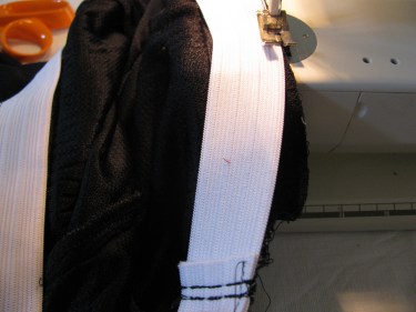 8376, lag in the waistband of the shorts while stitching elastic in