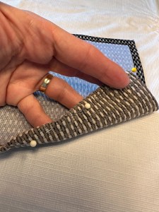 5204, pin the edge of the pocket piece of the armchair caddy